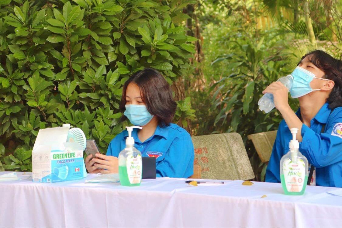 Mặc dù dành cả buổi dưới nắng để hỗ trợ sĩ tử nhưng các bạn thanh niên tình nguyện vẫn luôn nở nụ cười. Mặc dù dành cả buổi dưới nắng để hỗ trợ sĩ tử nhưng các bạn thanh niên tình nguyện vẫn luôn nở nụ cười.