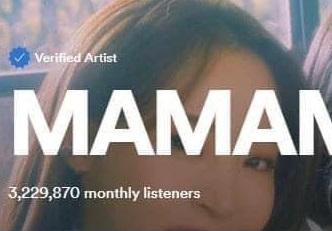 Nhưng tên nhóm lại lỡ che đi "ánh mắt thâm tình" của Moonbyul rồi...