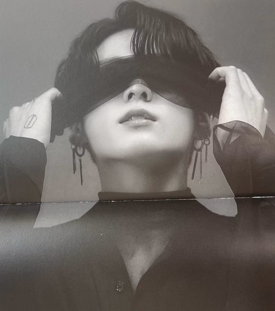 Visual siêu thực tựa tiên tử của Jung Kook khiến tim ARMY loạn nhịp từ những teaser đầu tiên.