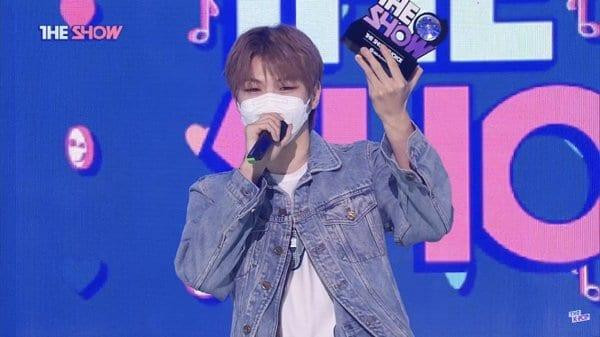 Video encore của Kang Daniel trên The Show đã bị gỡ khiến netizen hoài nghi nhà đài và nam idol đang cố lấp liếm dư luận.