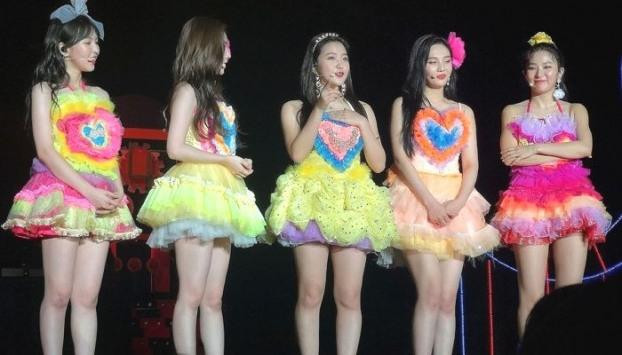 Red Velvet từng bị trang phục do stylist SM chọn lựa "dìm hàng" visual. Red Velvet từng bị trang phục do stylist SM chọn lựa "dìm hàng" visual.