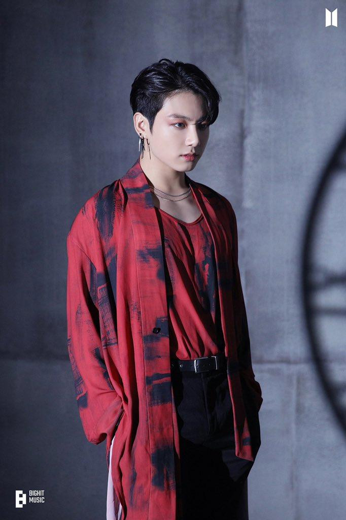 Hình ảnh hậu trường cũng lộ rõ phần trang điểm hơi quá tay của stylist. Hình ảnh hậu trường cũng lộ rõ phần trang điểm hơi quá tay của stylist.