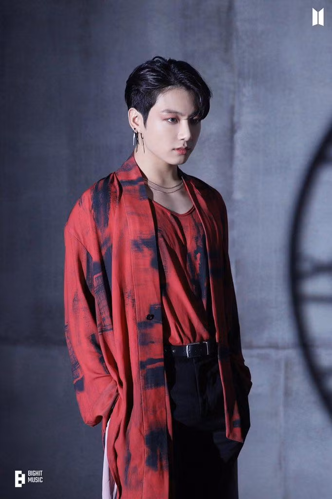 Hình ảnh hậu trường cũng lộ rõ phần trang điểm hơi quá tay của stylist.