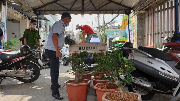 Người dân sẽ chụp quá trình chăm sóc cây táo gửi cho nhân viên kỹ thuật qua Zalo. Người dân sẽ chụp quá trình chăm sóc cây táo gửi cho nhân viên kỹ thuật qua Zalo.