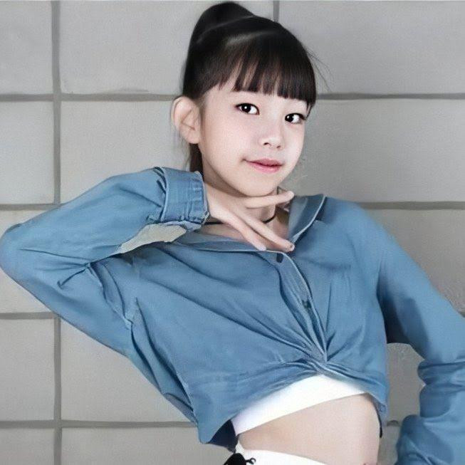 Chaeeun từng tham gia đào tạo tại DEF Dance Skool, được biết đến với kỹ năng nhảy ấn tượng, vì vậy rất có thể Chaeeun sẽ ra mắt với vị trí dance.