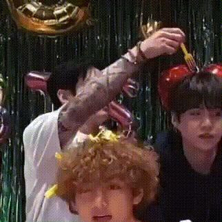 Loạt hình xăm kín cánh tay của Jung Kook gây tranh cãi