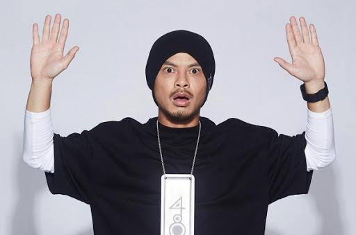 Namewee 38 tuổi, là ca sĩ kiêm rapper người Malaysia gốc Hoa. Anh từng thừa nhận sản xuất phim chứa câu từ mang hàm ý phân biệt chủng tộc và bị bắt giam nhiều lần vì viết lời bài hát chống lại chính phủ.