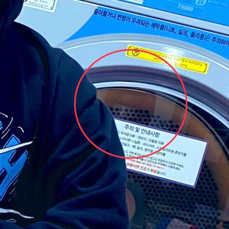 Trong một bức ảnh của Marco, netizen tìm ra hình ảnh phản chiếu được cho là Hyebin. Trong một bức ảnh của Marco, netizen tìm ra hình ảnh phản chiếu được cho là Hyebin.