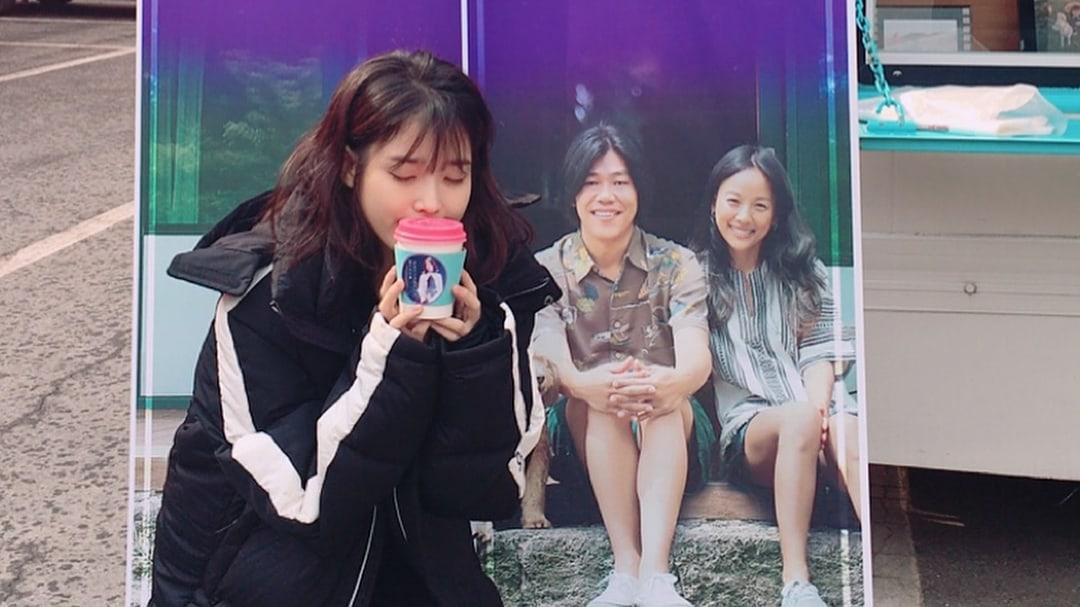 Mỗi cốc cà phê và đồ ăn nhẹ đều được gói cẩn thận với những lời động viên gửi đến IU. Mỗi cốc cà phê và đồ ăn nhẹ đều được gói cẩn thận với những lời động viên gửi đến IU.