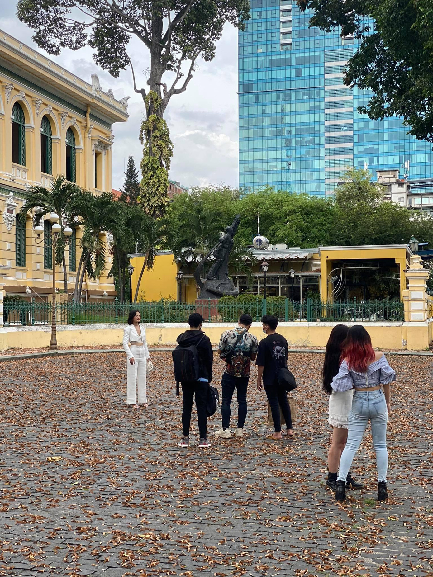 Vài bạn trẻ tranh thủ mượn background hoa dầu nên thơ để thực hiện bộ ảnh lookbook.