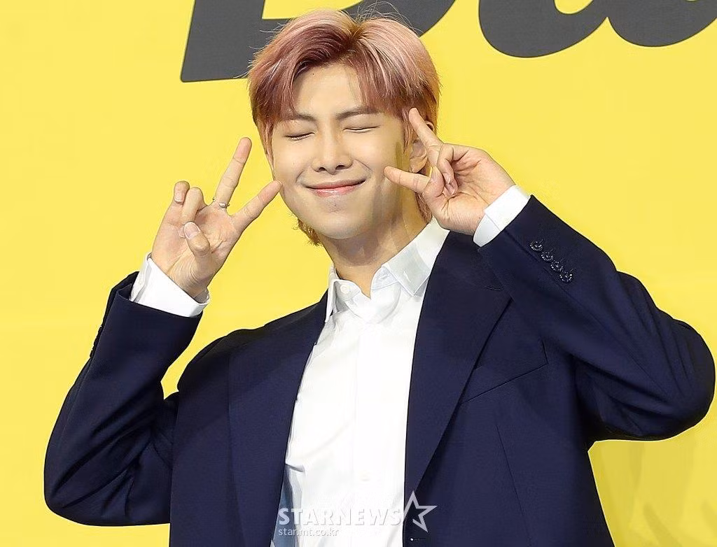 RM là thành viên đầu tiên của BTS góp mặt trong sản phẩm âm nhạc của đàn em cùng công ty.
