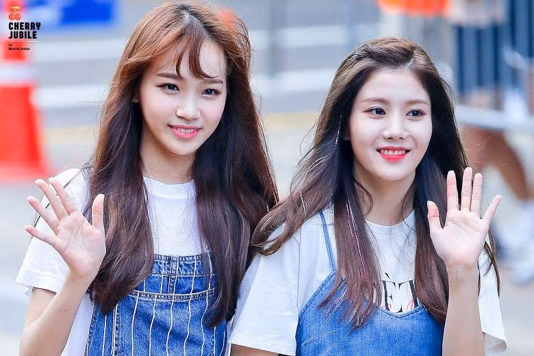 Kwon Eunbi (phải) - Kim Chaewon (trái)
