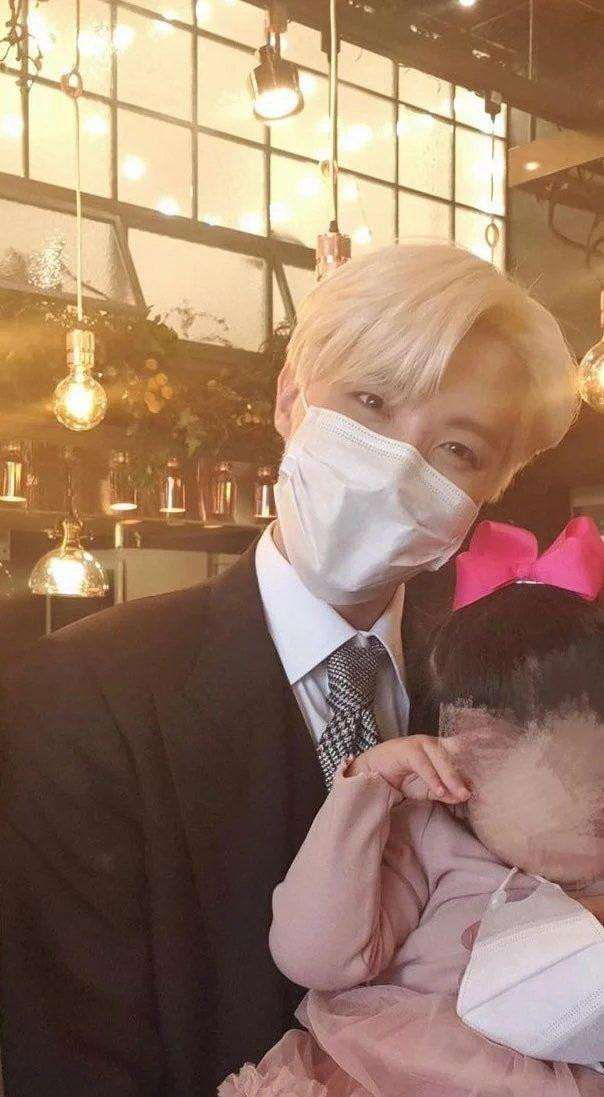 j-hope tươi tắn, thân thiện chụp ảnh cùng khách mời tại buổi lễ. j-hope tươi tắn, thân thiện chụp ảnh cùng khách mời tại buổi lễ.