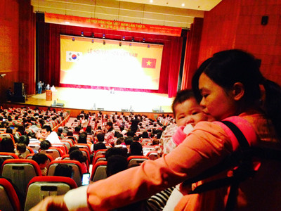 Chị Trần Thị Hường (Hà Nội) lấy chồng Hàn, một mình đưa hai con (đứa bế đứa nằm trong nôi) dự Lễ hội văn hóa Việt Nam tại TP Deajeon, Hàn Quốc, ngày 27/10/2013. Chị nói: “Đến gặp mọi người cho đỡ nhớ nhà”. Chị Trần Thị Hường (Hà Nội) lấy chồng Hàn, một mình đưa hai con (đứa bế đứa nằm trong nôi) dự Lễ hội văn hóa Việt Nam tại TP Deajeon, Hàn Quốc, ngày 27/10/2013. Chị nói: “Đến gặp mọi người cho đỡ nhớ nhà”