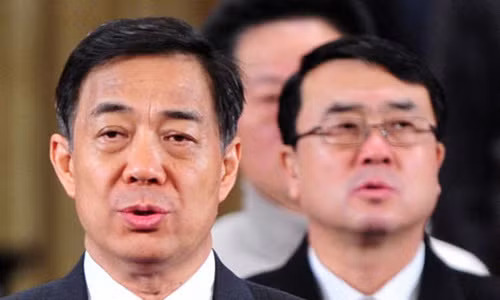 Ông Vương Lập Quân (trái) từng là cộng sự thân tín của ông Bạc Hy Lai trong chiến dịch bài trừ tội phạm gây nhiều tranh cãi ở Trùng Khánh