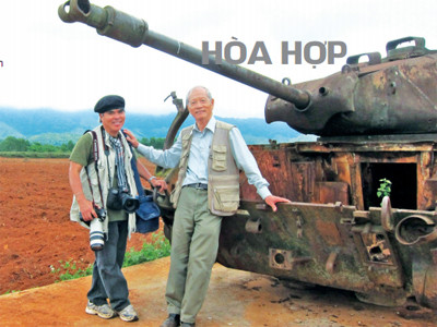Nhiếp ảnh gia Nick Út (bên trái) và Đoàn Công Tính tại Quảng Trị. Ảnh: Nguyễn Văn Vinh