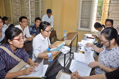 Tân SV ĐH KH Tự nhiên (ĐHQG HN) làm thủ tục nhập học. Tân SV ĐH KH Tự nhiên (ĐHQG HN) làm thủ tục nhập học