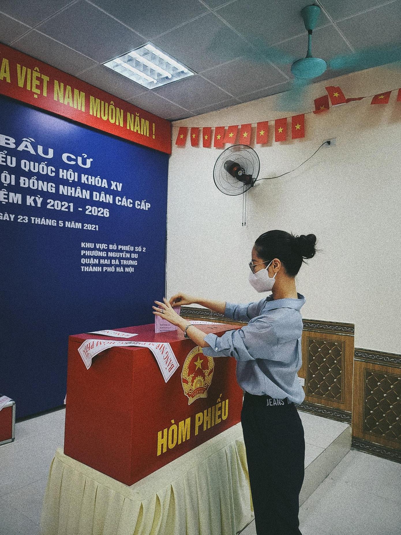 Hoa hậu Dương Thuỳ Linh cũng dậy từ sớm để đi bầu cử tại khu vực đang sinh sống.