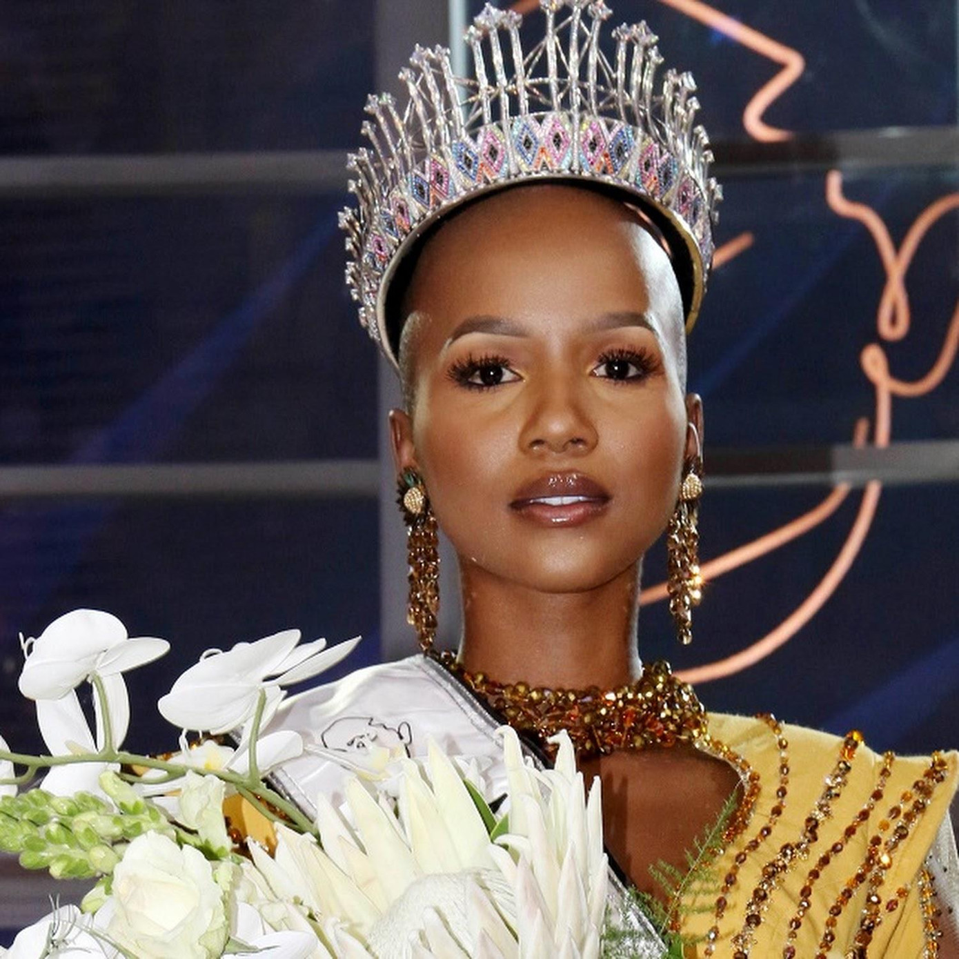 3. Hoa hậu Nam Phi Shudufhadzo Musida: Người đẹp đăng quang ngôi vị Hoa hậu Nam Phi 2020. Đáng ra cô sẽ được cử đi thi Miss Universe, tuy nhiên năm nay BTC Hoa hậu Nam Phi đã quyết định táo bạo khi thay đổi luật lệ và cử tân Hoa hậu tham gia đấu trường Miss World.