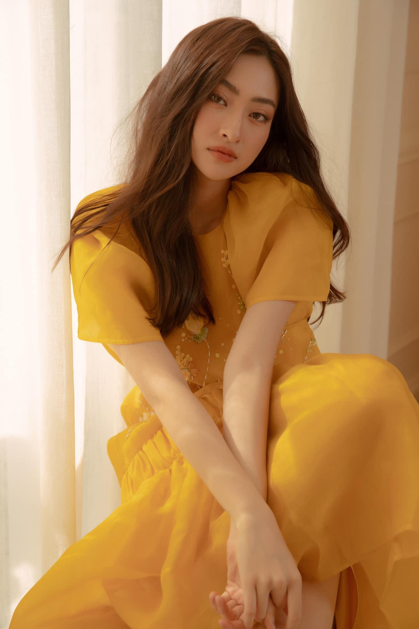 Hoa hậu Lương Thuỳ Linh diện bộ váy tông màu vàng rực rỡ.