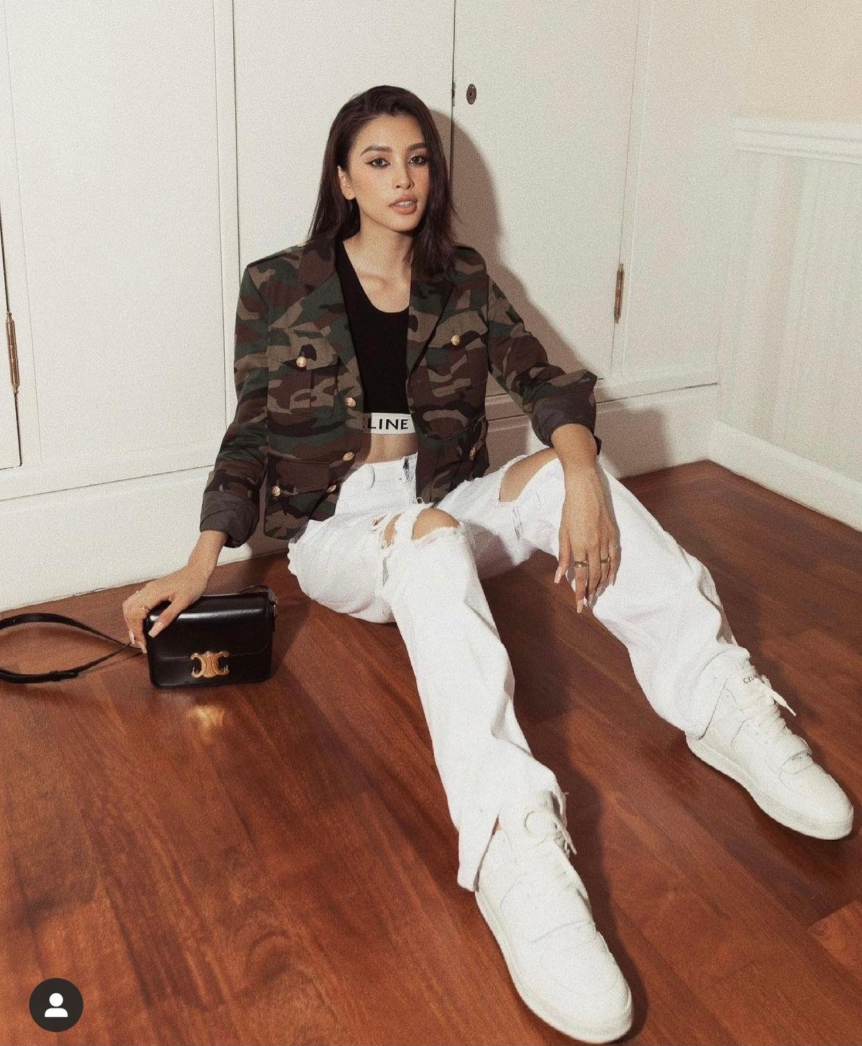 Người đẹp diện áo crop-top khoe vòng eo quyến rũ, kết hợp cùng áo blazer hoạ tiết rằn ri cá tính.