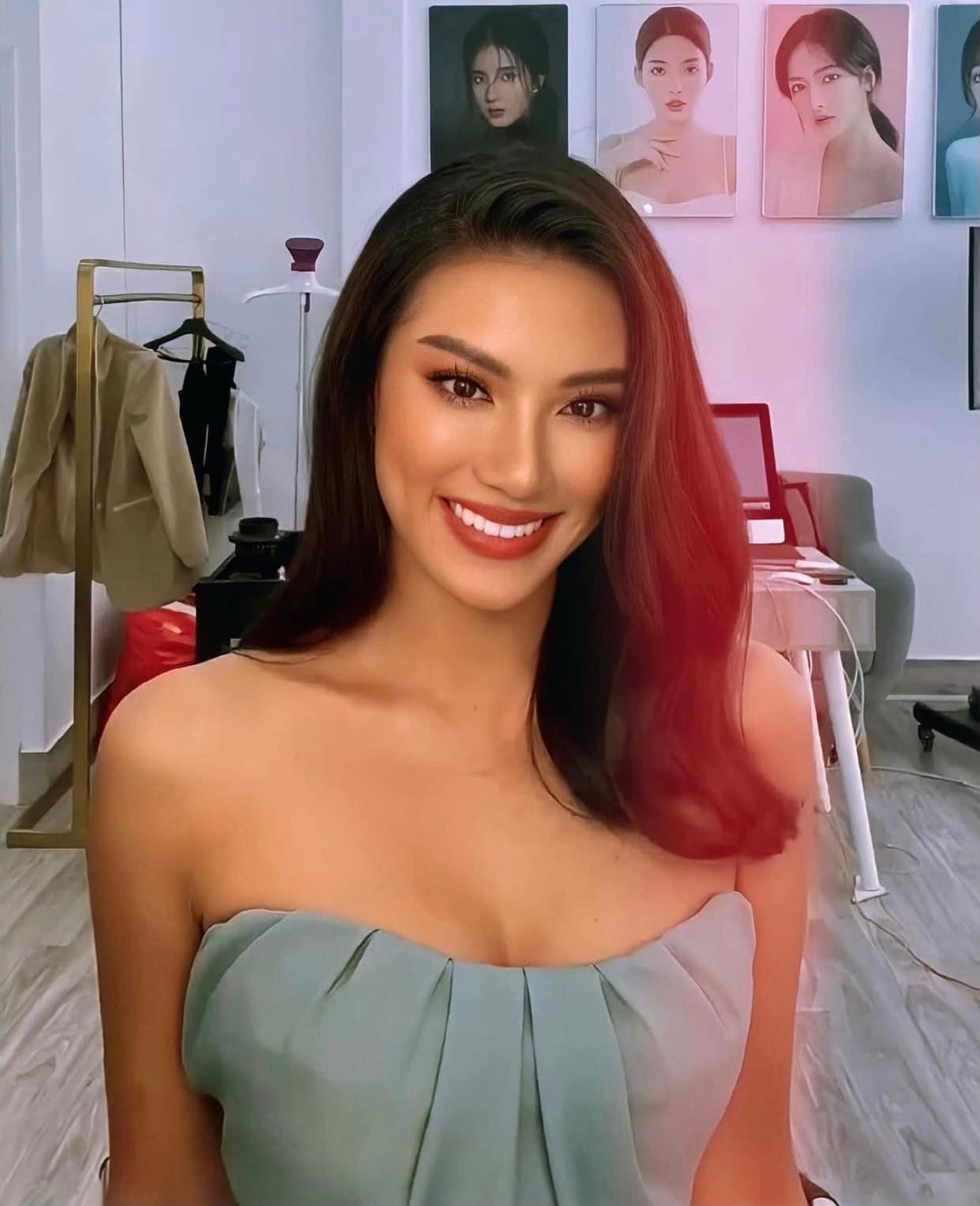 Á hậu Kim Duyên diện váy cúp ngực khoe vòng một nóng bỏng.