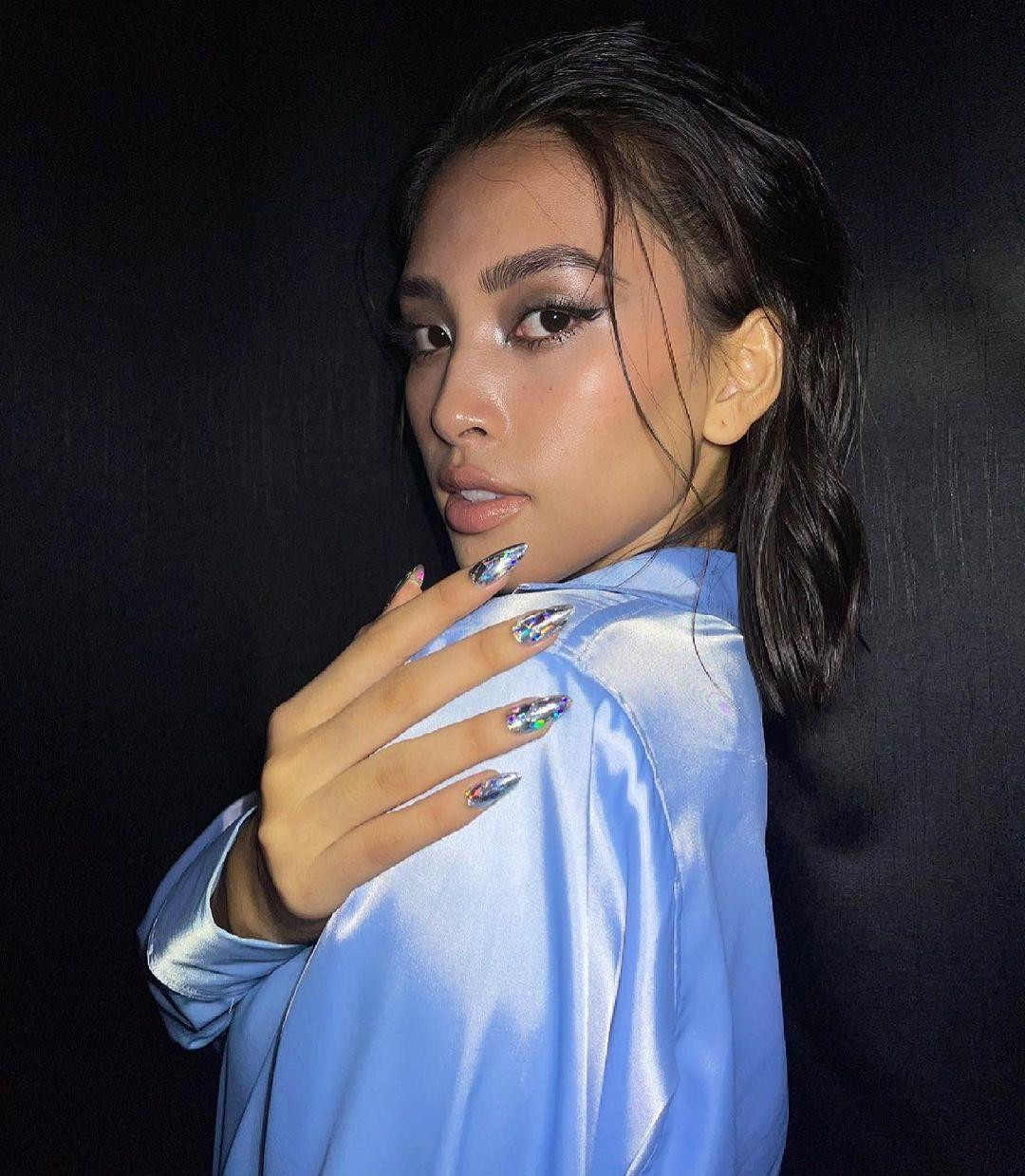 Phong cách trang điểm của nàng hậu sinh năm 2000 cũng được đánh giá ngày càng hiện đại và quyến rũ.