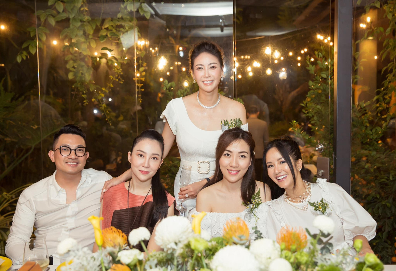 Hà Kiều Anh diện thiết kế trễ vai gợi cảm trong buổi tiệc cùng bạn bè thân thiết.