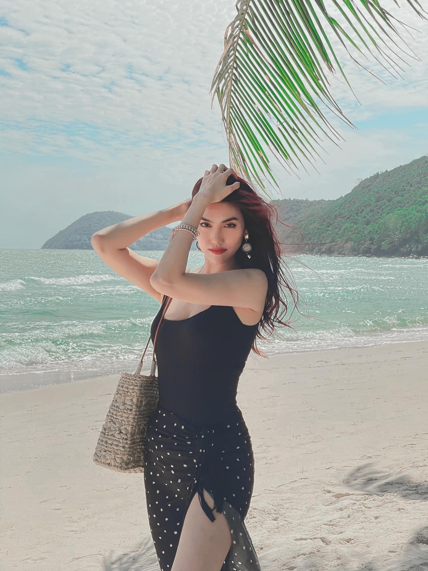 Hoa khôi Lan Khuê khoe vóc dáng quyến rũ trên biển.