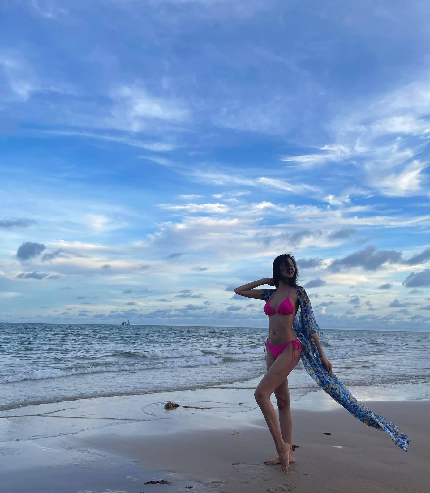 Không hẹn mà gặp, Hoàng Thuỳ cũng khoe dáng quyến rũ với bikini. Cô chọn bikini gam màu hồng rực rỡ để khoe body hoàn hảo trên biển. Không hẹn mà gặp, Hoàng Thuỳ cũng khoe dáng quyến rũ với bikini. Cô chọn bikini gam màu hồng rực rỡ để khoe body hoàn hảo trên biển.