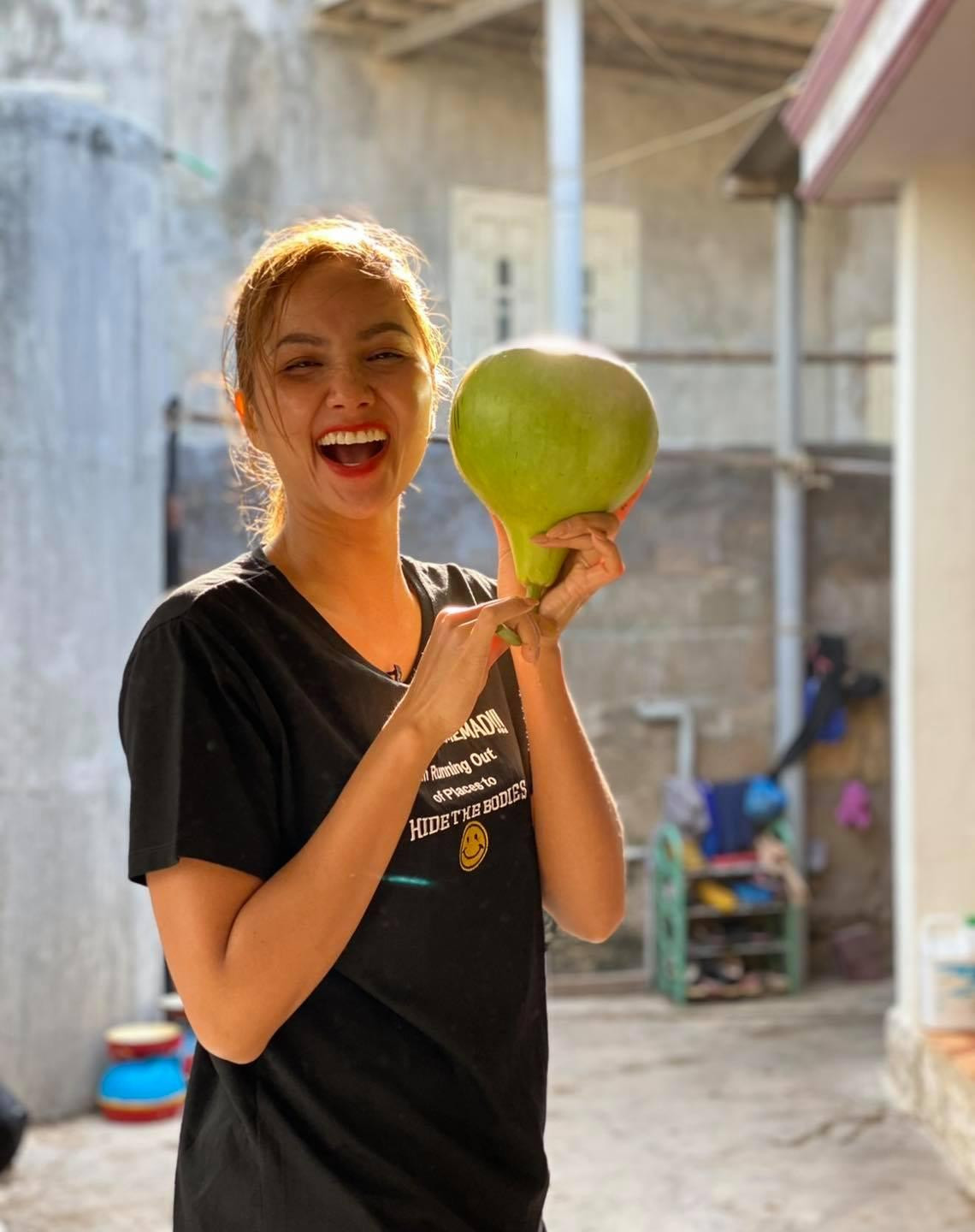 Hoa hậu H'Hen Niê khoe khoảnh khắc đáng yêu khi đi hái bầu nấu canh ở quê nhà.