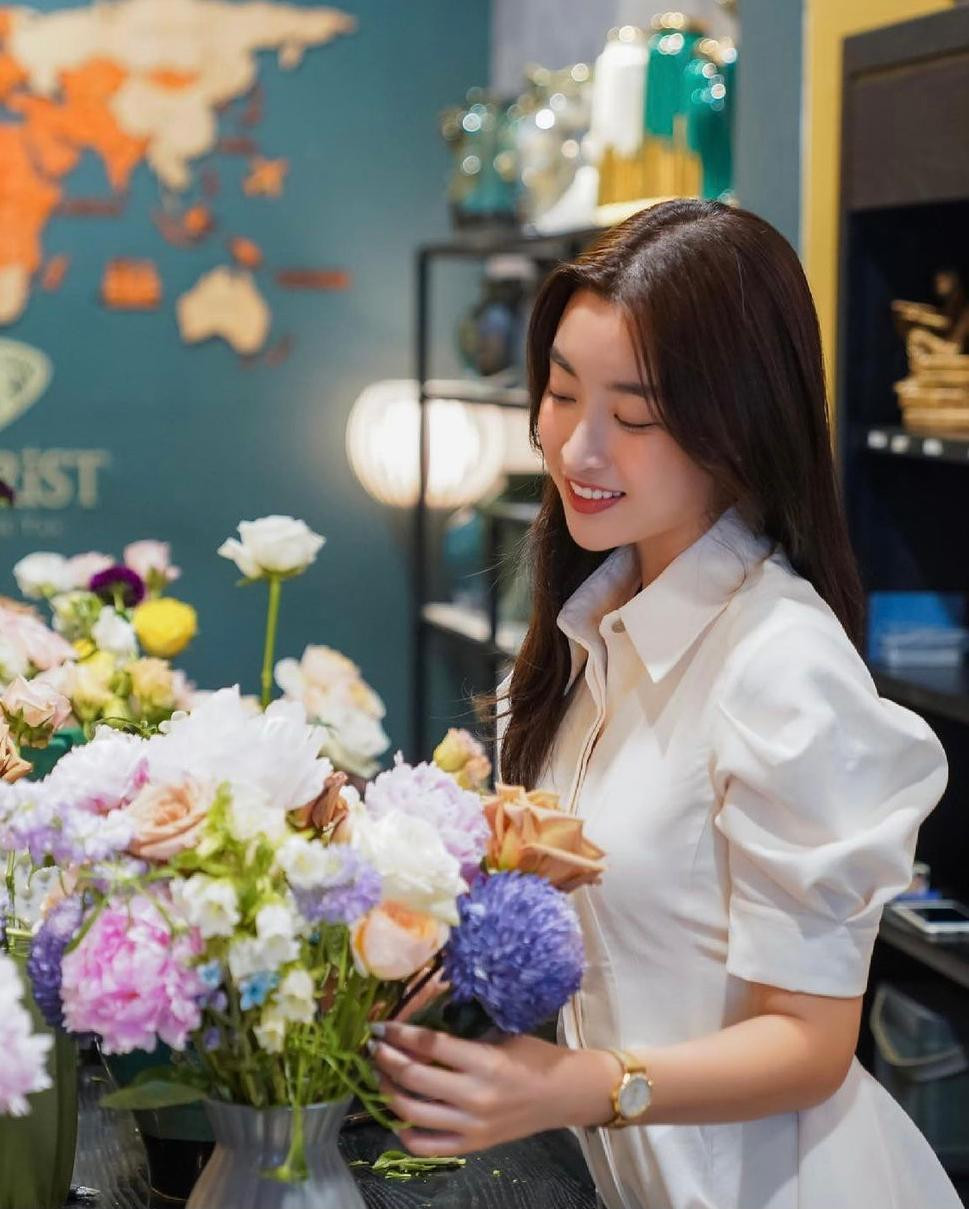 Hoa hậu Đỗ Mỹ Linh kín đáo, giản dị với áo sơ-mi trắng nhưng vẫn vô cùng xinh đẹp, rạng ngời.