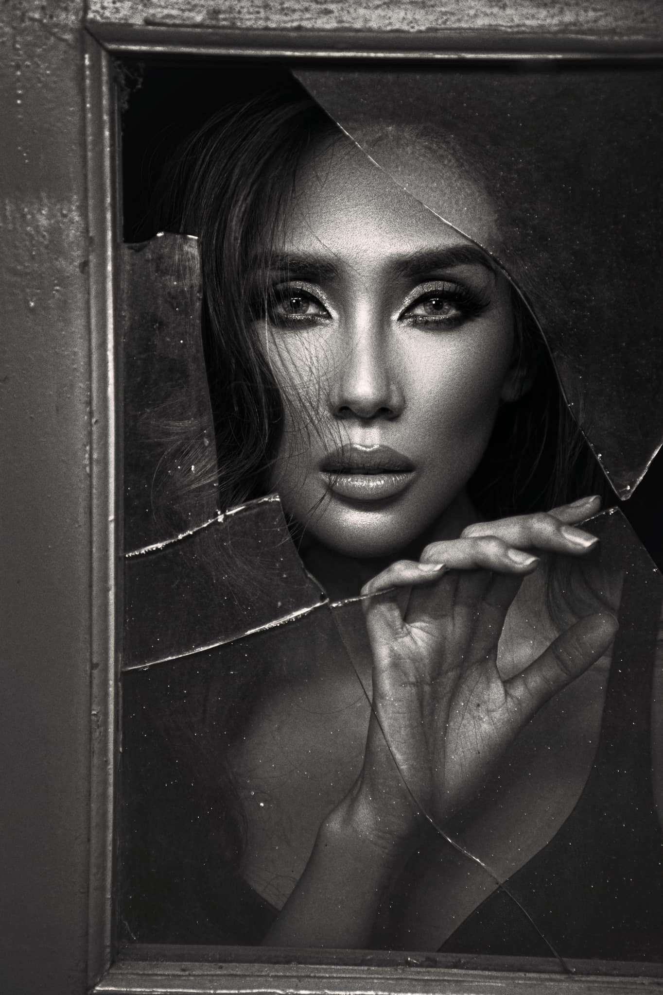 Á hậu, siêu mẫu Võ Hoàng Yến đầy ấn tượng với thần thái ma mị trong bức ảnh đen-trắng.