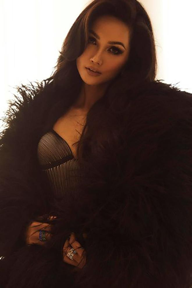 Hoa hậu H'Hen Niê xuất hiện với tạo hình cực kỳ bí ẩn và quyến rũ khi khoác trên mình chiếc áo lông vũ màu đen.