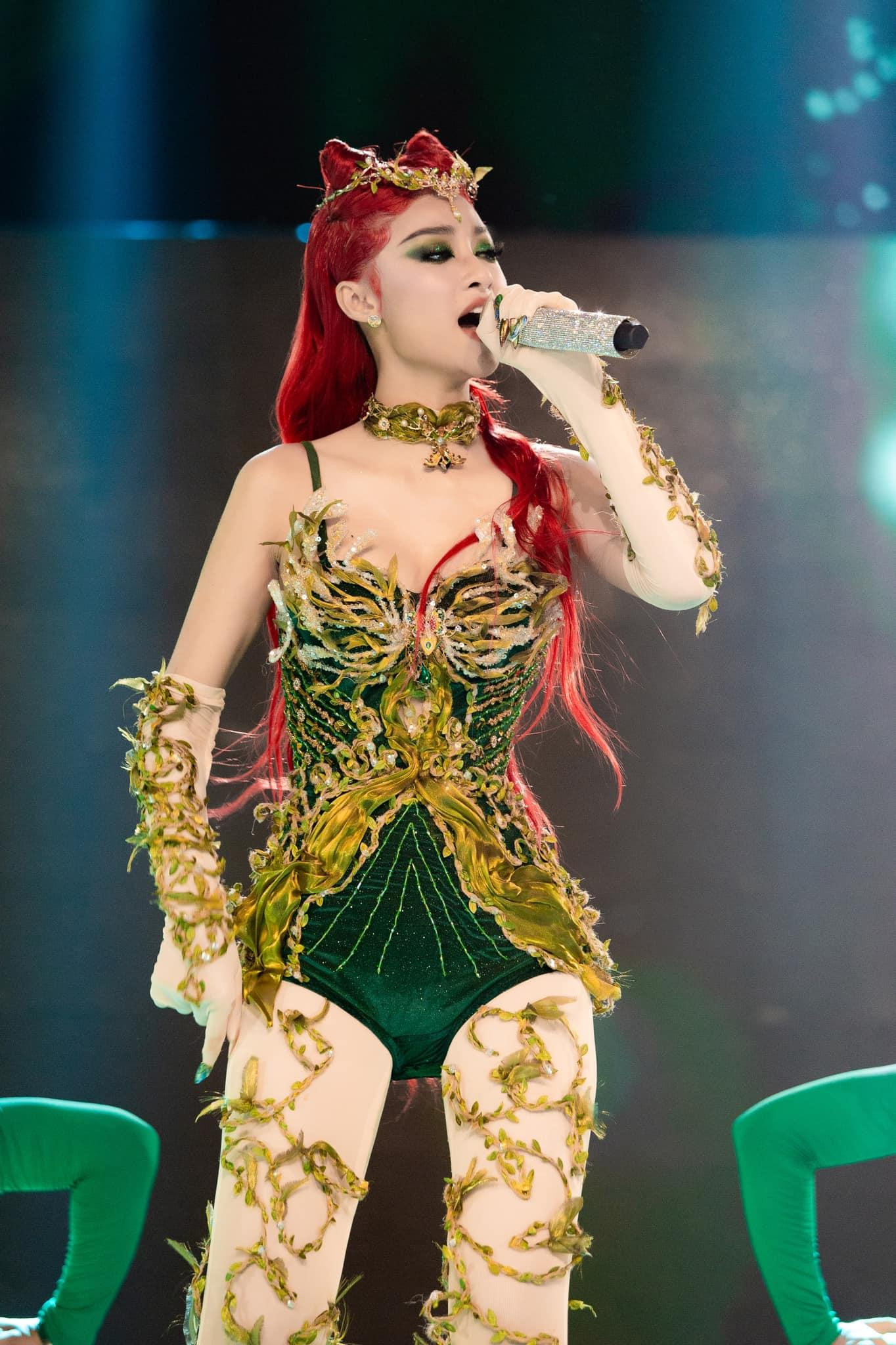 Á hậu Kiều Loan hoá thân thành miêu nữ trên sân khấu ca nhạc. Á hậu Kiều Loan hoá thân thành miêu nữ trên sân khấu ca nhạc.