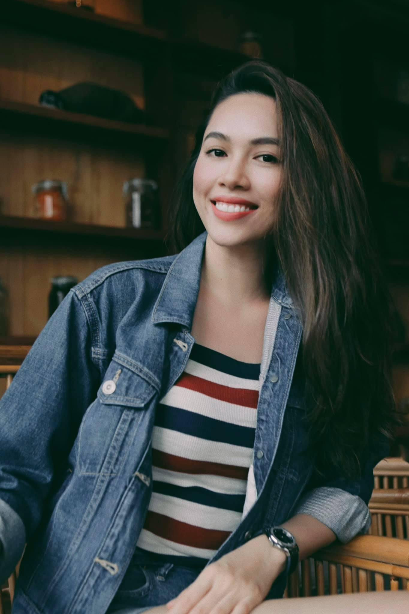 Á hậu Hoàng My diện trang phục giản dị, khoe vẻ đẹp rạng rỡ ngoài đời thường. Á hậu Hoàng My diện trang phục giản dị, khoe vẻ đẹp rạng rỡ ngoài đời thường.