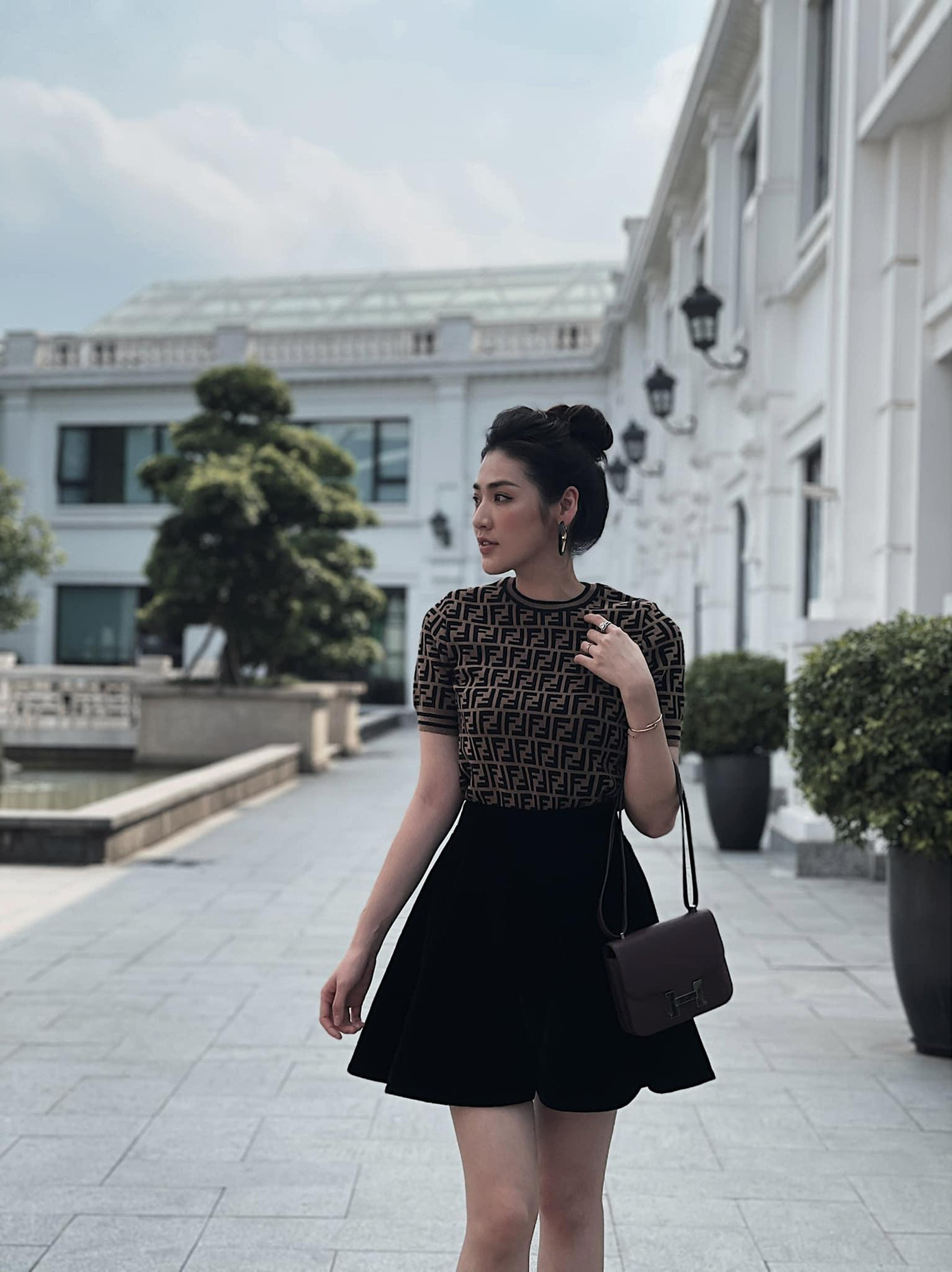 Á hậu Tú Anh kiêu sa và thanh lịch trong set đồ tông màu trầm sành điệu. Á hậu Tú Anh kiêu sa và thanh lịch trong set đồ tông màu trầm sành điệu.