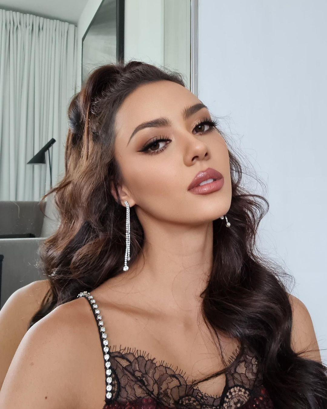 Mỗi ngày Amanda lại 'chiêu đãi' các fans một kiểu tóc mới và lay-out trang điểm khác nhau.