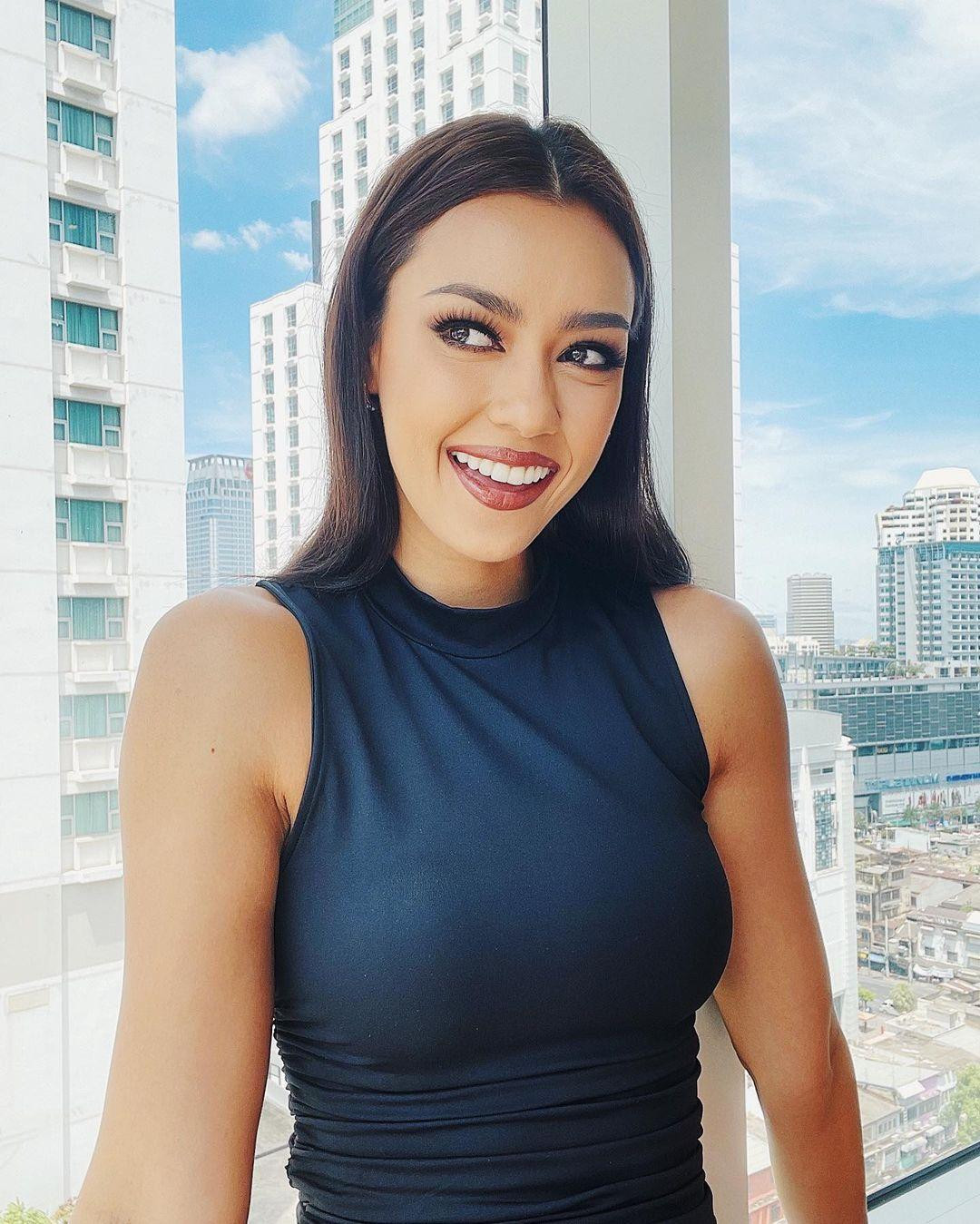 Mặc dù vậy, bản thân Amanda vẫn giữ cho mình tinh thần lạc quan và vui vẻ. Bên trong phòng cách ly, mỗi ngày cô đều trang điểm kỹ càng và ăn vận cầu kỳ để đăng tải lên trang cá nhân và tương tác với người hâm mộ.