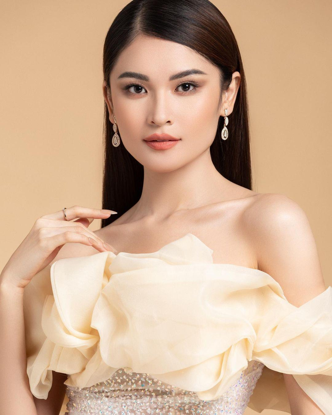 Á hậu Thuỳ Dung diện váy dạ hội trễ vai quyến rũ, thanh lịch.