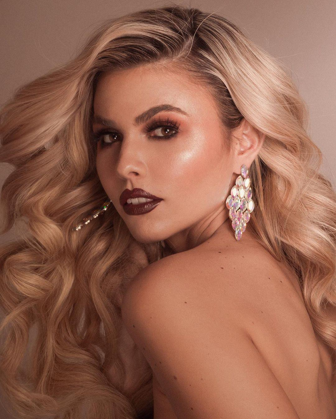 Tân Hoa hậu là một 'gà chiến' thực sự khi từng tham gia rất nhiều cuộc thi sắc đẹp trong nước. Cô từng giành giải Người mẫu tuổi teen Nueva Esparta 2011, Người mẫu tuổi teen Venezuela 2011, từng tham gia Miss New Jersey Teen USA 2014 và chiến thắng cuộc thi.