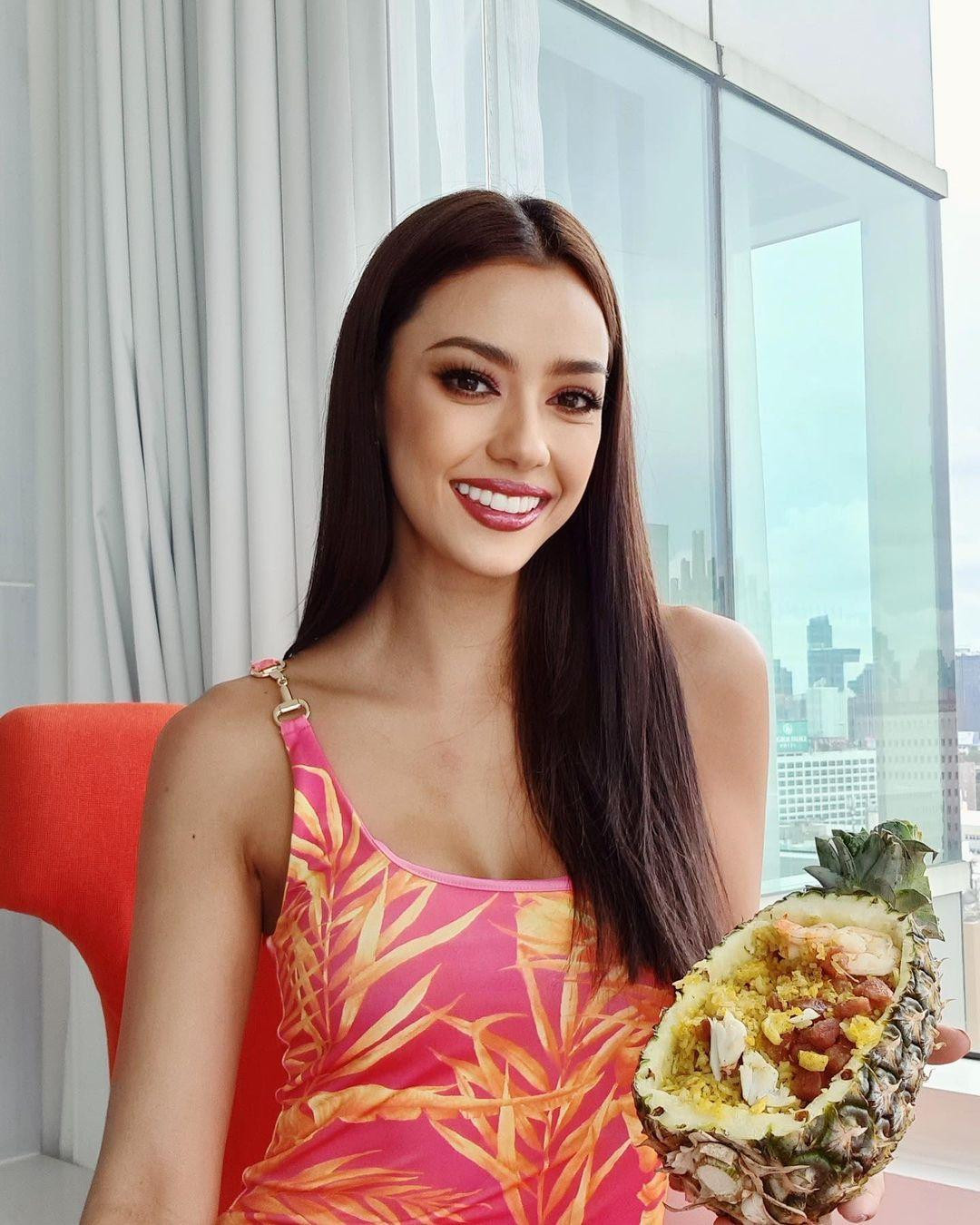 Thực hiện cách ly tại đây, mỹ nhân Thái Lan được các nhân viên phục vụ như một 'nữ hoàng' với những đồ ăn cao cấp, hoành tráng.