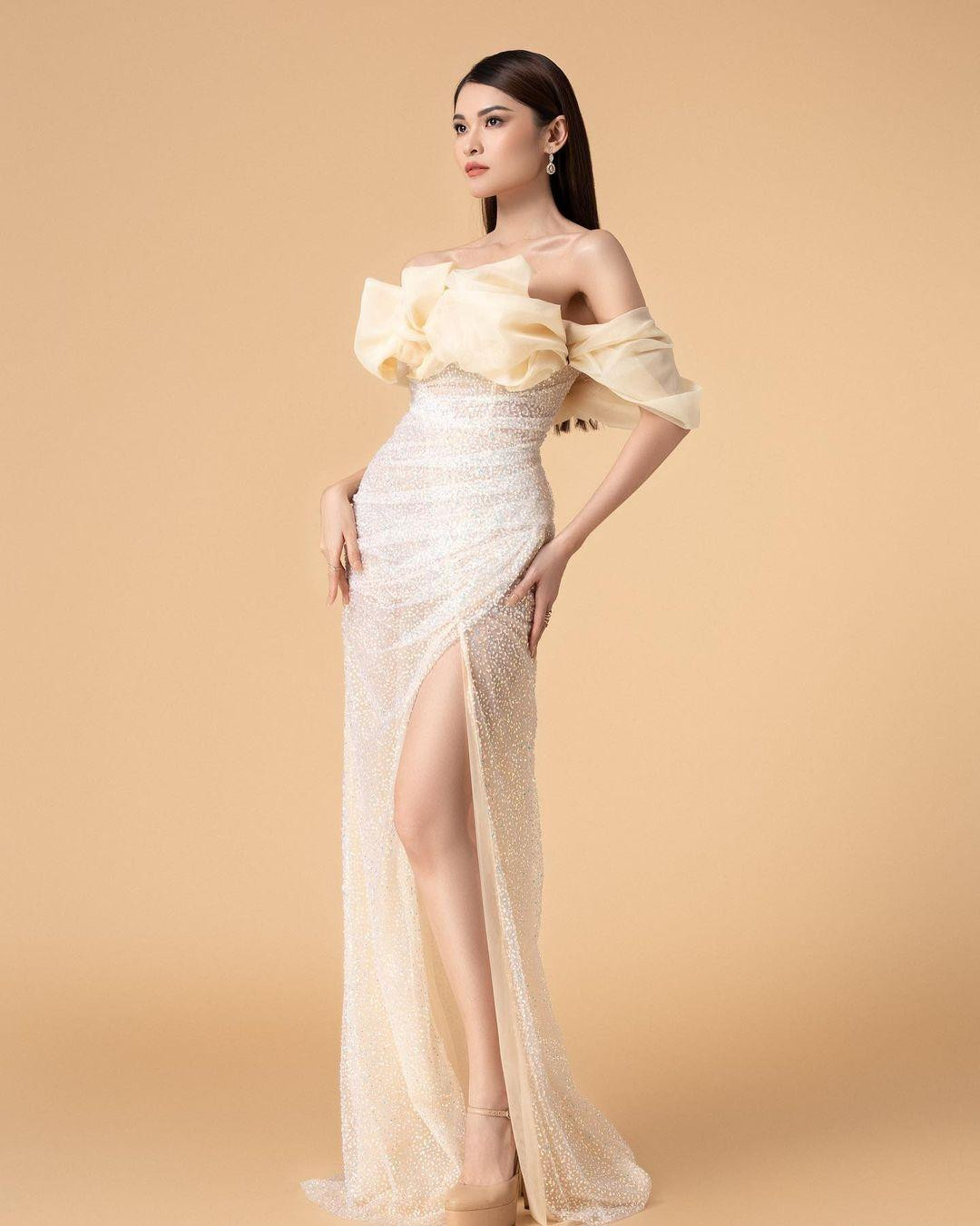 Á hậu Việt Nam 2016 khoe đôi chân dài cực kỳ quyến rũ trong thiết kế xẻ đùi gợi cảm.