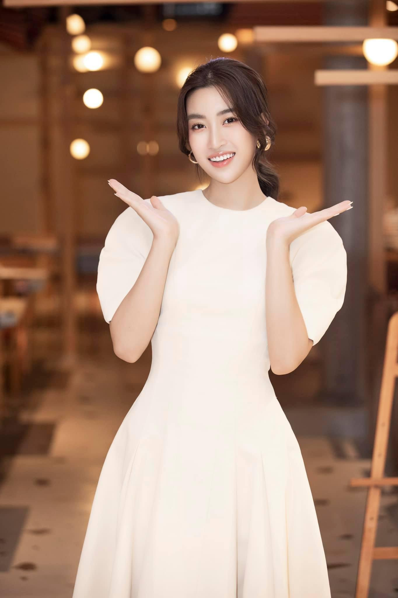 Hoa hậu Đỗ Mỹ Linh xinh đẹp, duyên dáng trong bộ váy màu kem kín đáo có kiểu dáng lạ mắt. Hoa hậu Đỗ Mỹ Linh xinh đẹp, duyên dáng trong bộ váy màu kem kín đáo có kiểu dáng lạ mắt.