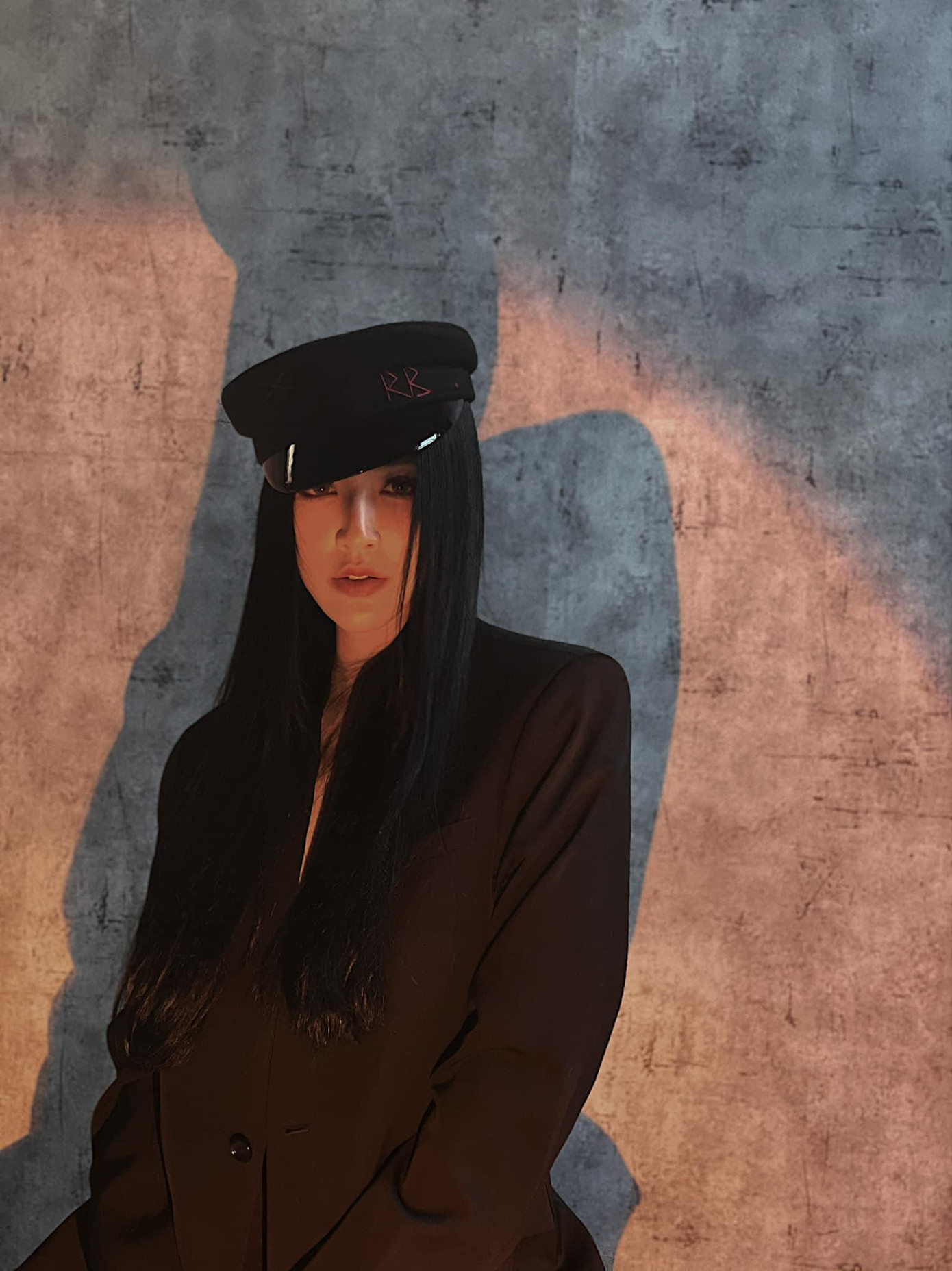 Á hậu Tú Anh biến hoá đầy bí ẩn và menly trong bộ trang phục tông màu đen cá tính. Á hậu Tú Anh biến hoá đầy bí ẩn và menly trong bộ trang phục tông màu đen cá tính.