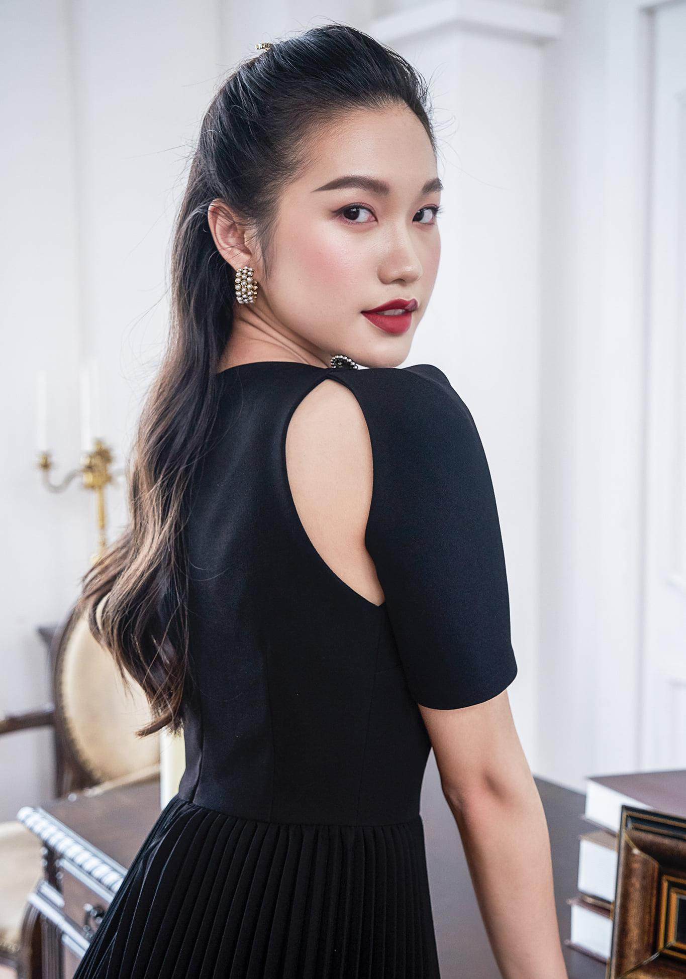 Người đẹp tài năng Doãn Hải My khoe vẻ đẹp ngọt ngào nhưng cũng đầy quyến rũ với trang phục tông màu đen. Người đẹp tài năng Doãn Hải My khoe vẻ đẹp ngọt ngào nhưng cũng đầy quyến rũ với trang phục tông màu đen.