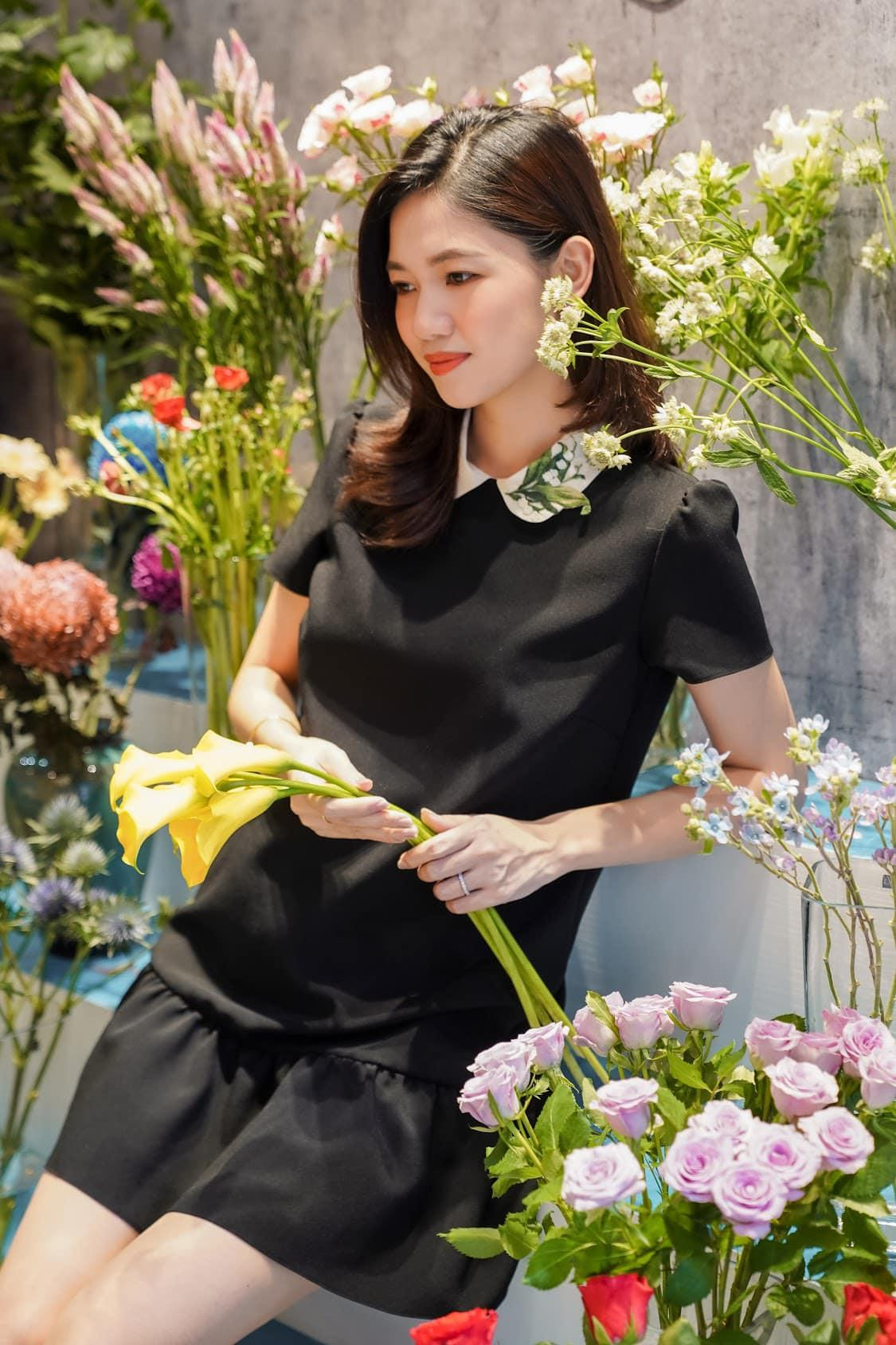 Á hậu Thanh Tú khoe nhan sắc dịu dàng và ngày càng trẻ trung sau khi sinh con đầu lòng.