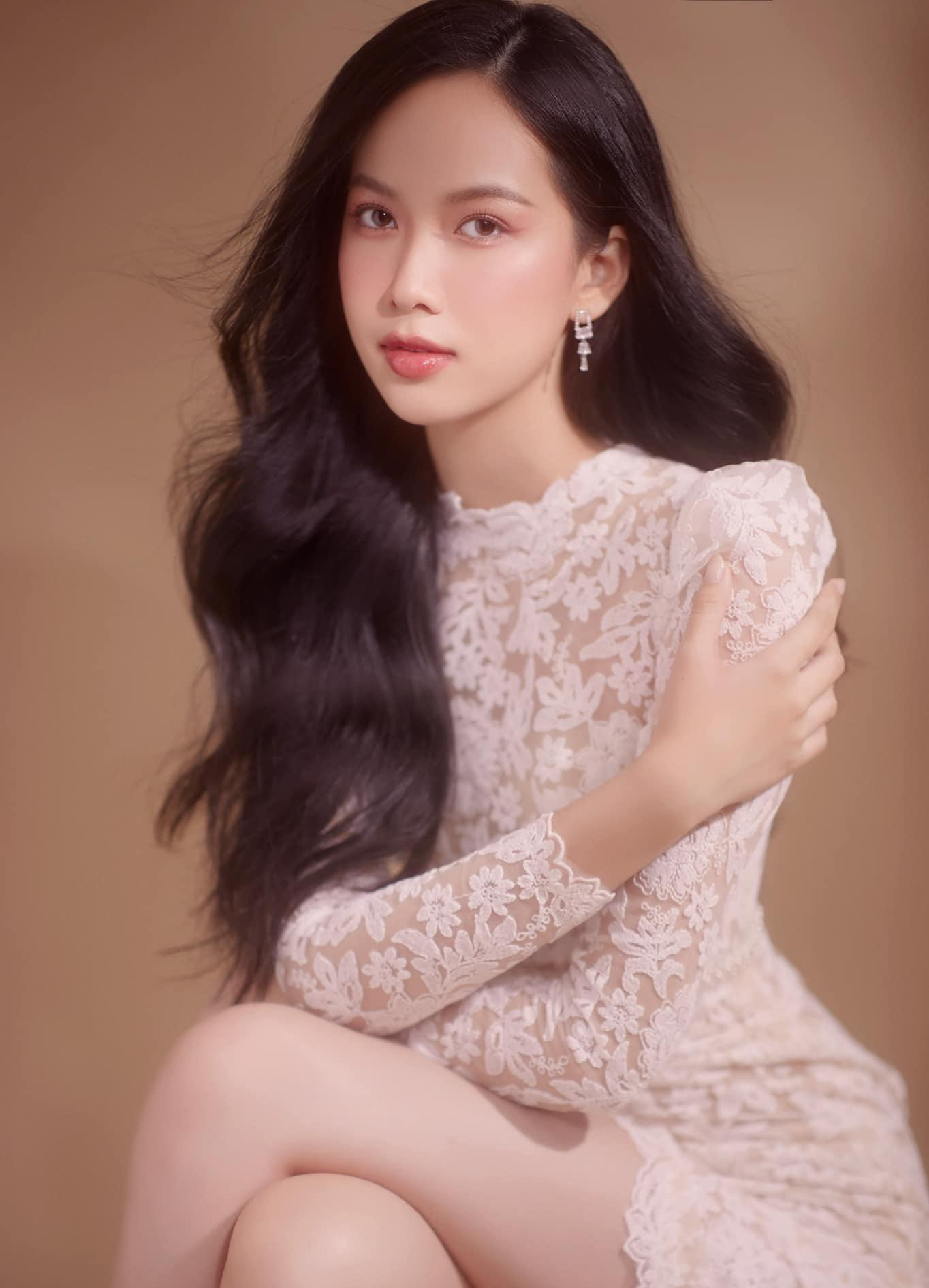 Người đẹp làn da Phạm Thị Phương Quỳnh đẹp tinh khôi, trong veo với váy ren trắng.