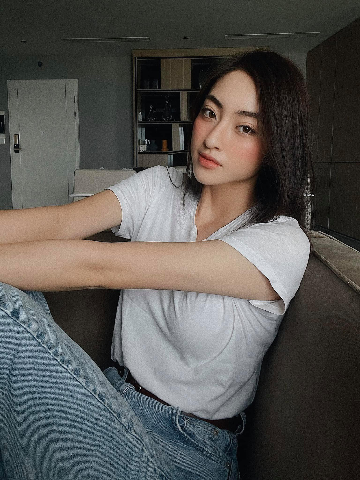 Hoa hậu Lương Thuỳ Linh giản dị với áo trắng, quần jeans nhưng vẫn cuốn hút bằng thần thái xinh đẹp, kiêu kỳ.