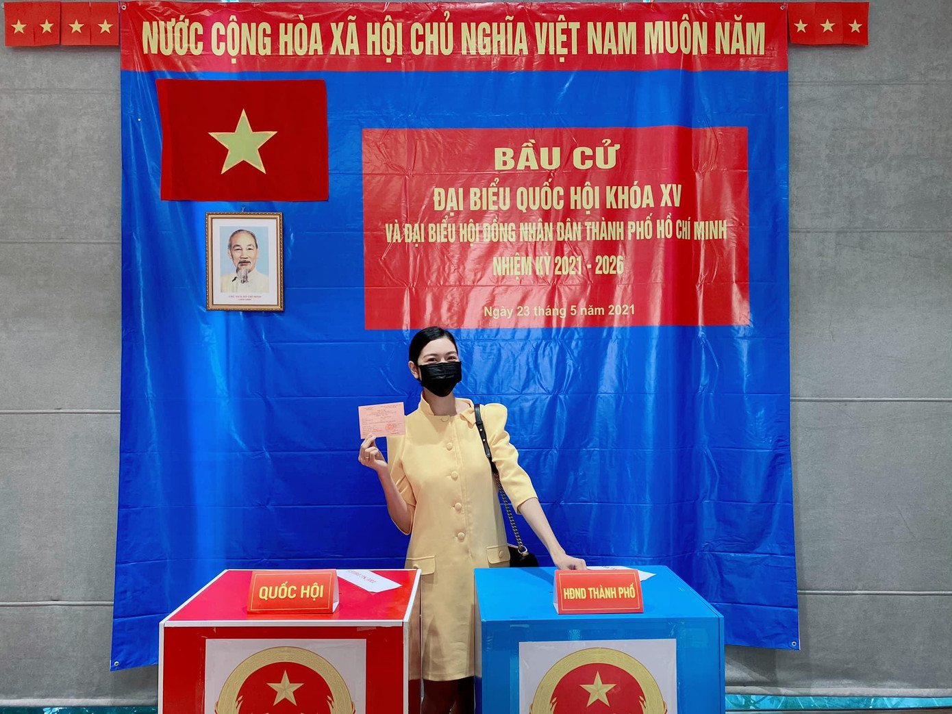 Á hậu Hoàn vũ Việt Nam 2019 háo hức khi cầm trên tay lá phiếu bầu cử.